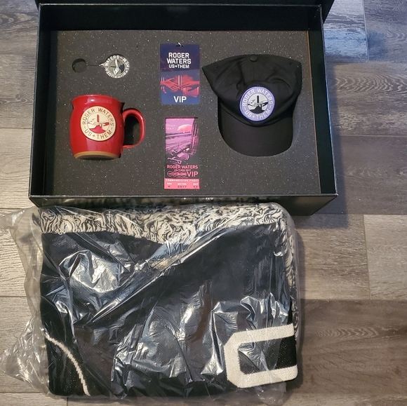 Roger Waters (Pink Floyd) Ultimate Deluxe VIP Package Box Set US +Them Tour 2017 - Picture 4 of 9